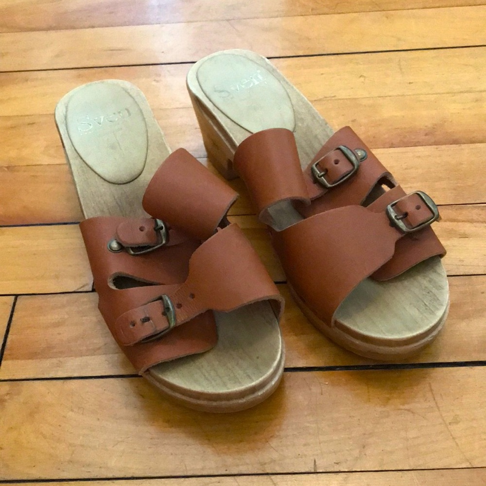 Size 38 (7.5-8) women’s Sven tan sandals
